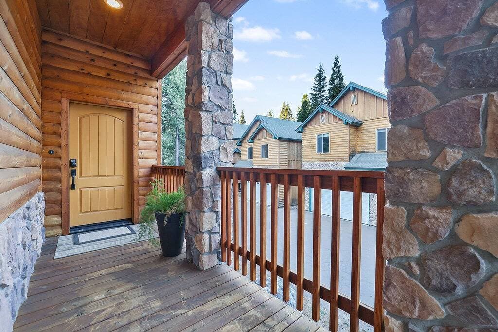 Foto 5 von 43: Mountain View Log Cabin w/ Deck & Fireplace