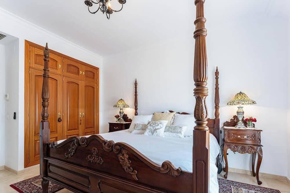 Foto 5 von 30: Luxury 3Br Villa by Alhaurín Golf w/ Heated Pool