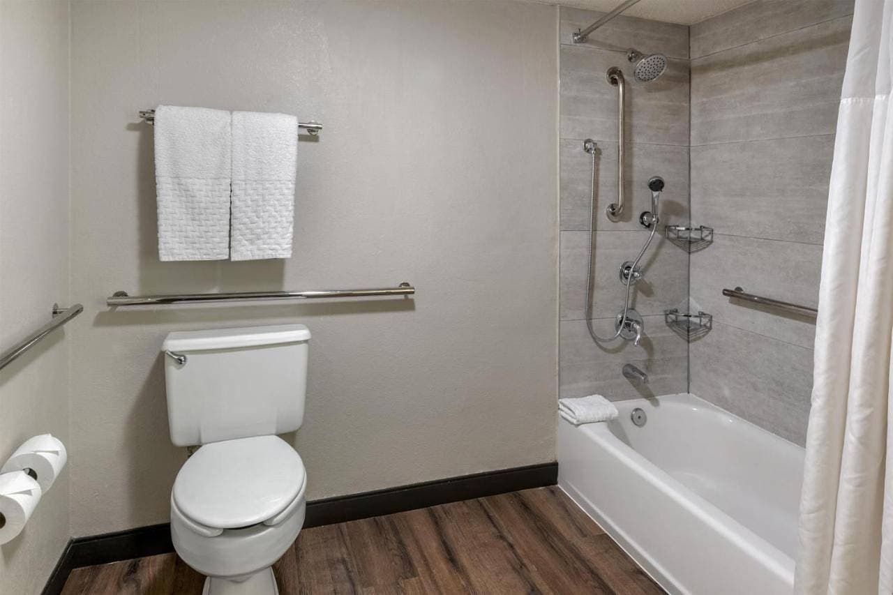 Foto 8 von 8: King Suite with Bath Tub, Sofa Bed and Full Kitchen - Disability Access/Non-Smoking