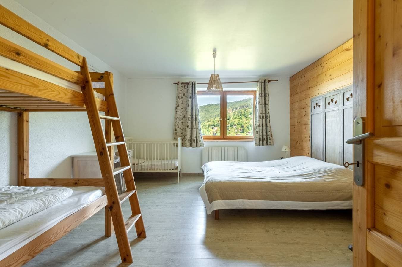 Foto 5 von 11: Ferienwohnung für 6 Personen mit Terrasse