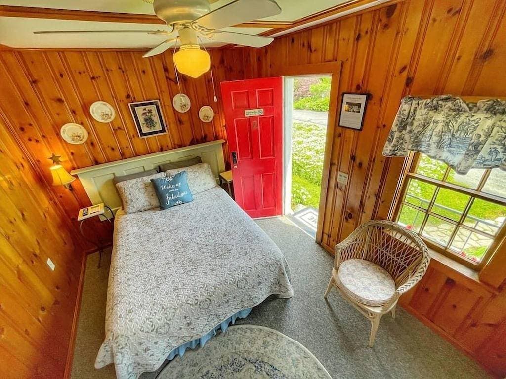 Foto 12 von 28: Open Hearth Inn Cottage 8 - 10 min to Acadia!