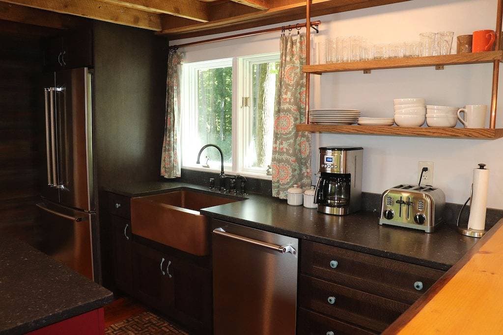 Foto 12 von 38: Creekside Camp. Entspannen im Whirlpool am Bach - Vermont Stil