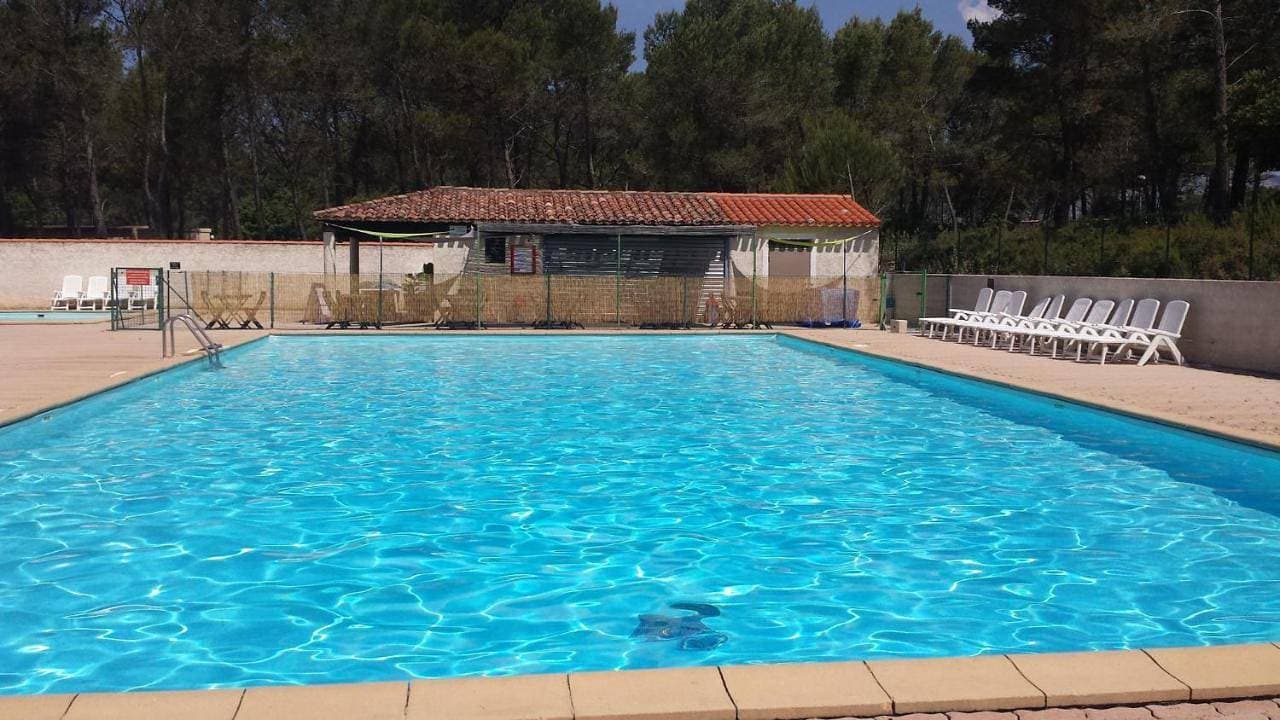 Chalet avec jolie chambre et salle de bain 1