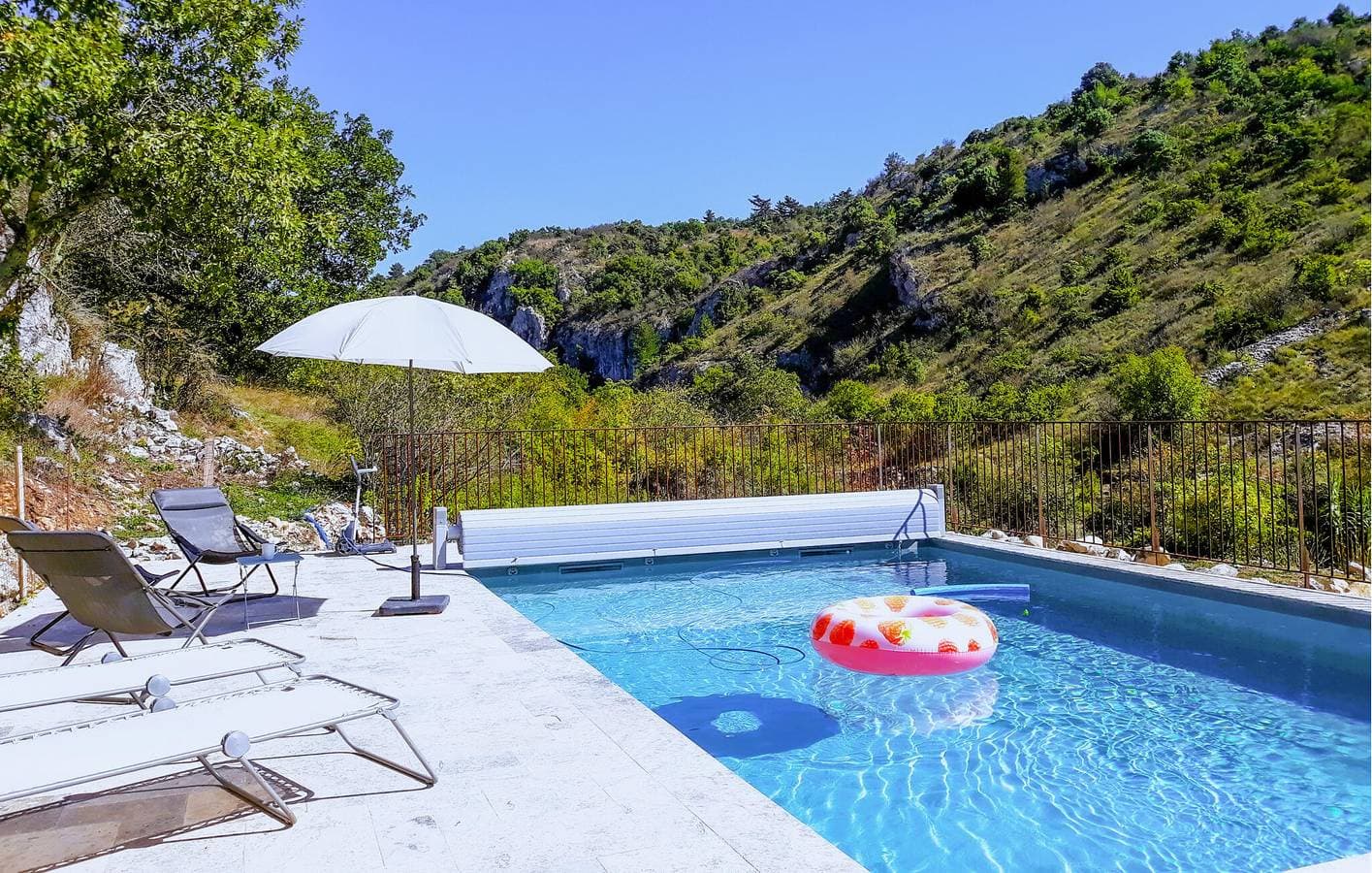 Foto 4 von 36: Luxuriöses Apartment mit Pool, Aussicht und WiFi