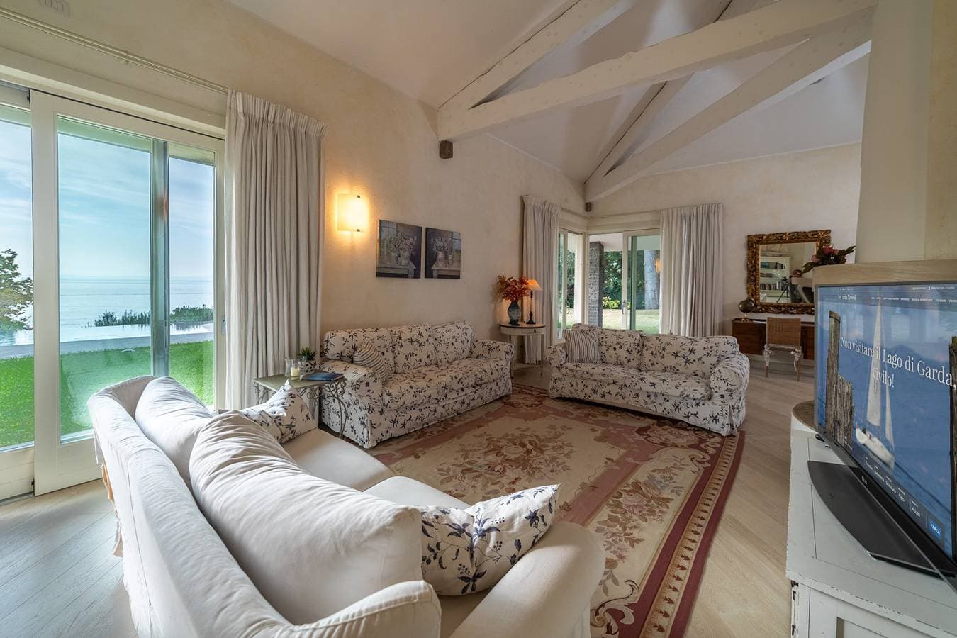 Foto 9 von 45: Regarda - "Villa Infinity", Stillvoll und Elegant  mit privatem Pool und Seeblick