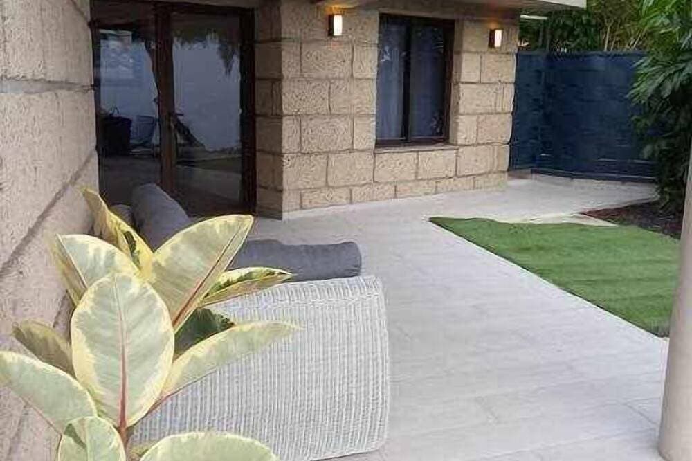 Foto 12 von 30: Infinity House. Ocean View hot tub.