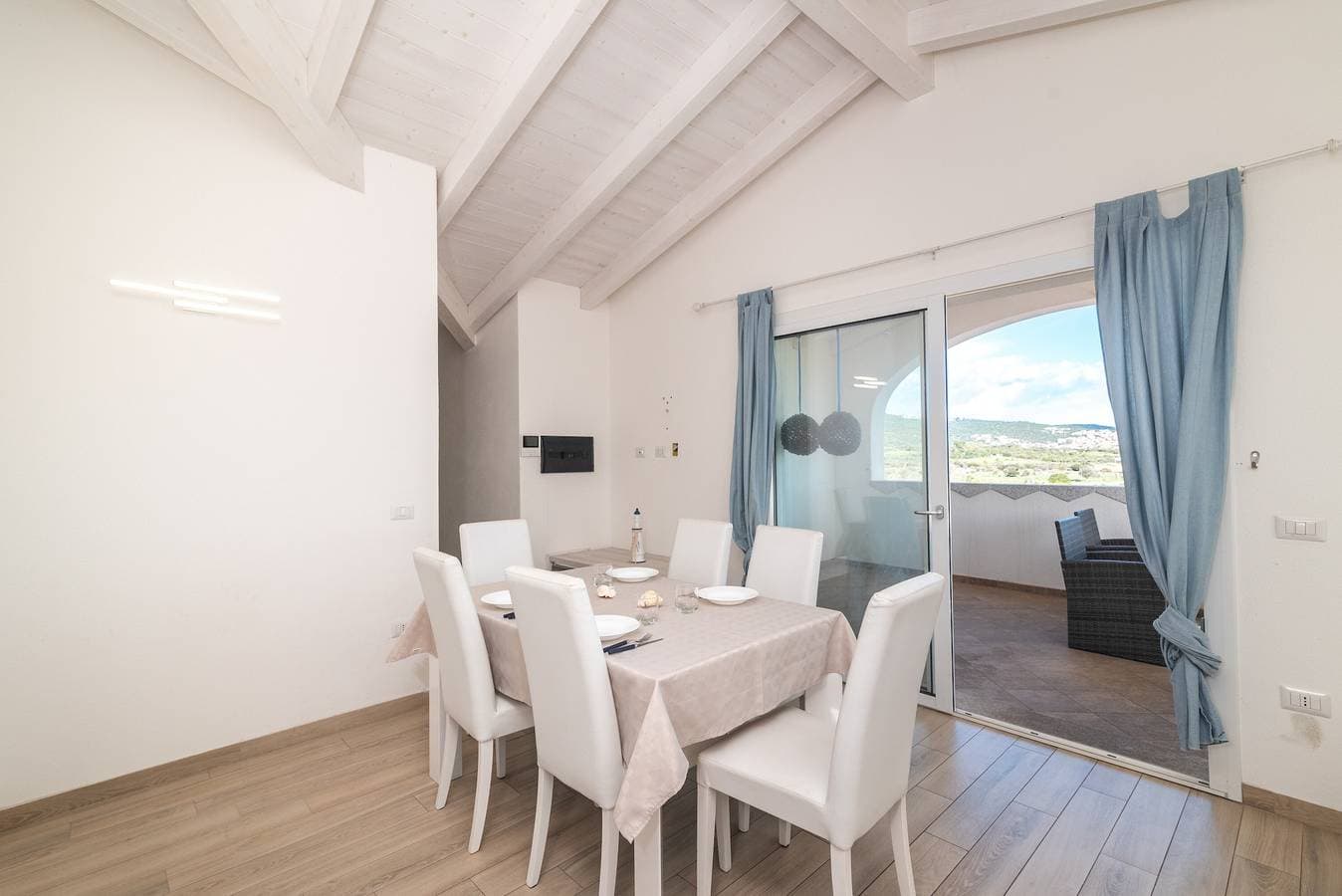 Foto 3 von 20: Ferienwohnung 'Attico Con Vista Mare A Budoni' mit Meerblick, Terrasse und Klimaanlage