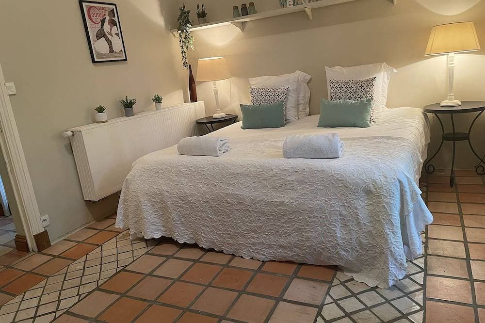 Foto 7 von 30: Ein schönes romantisches Schlafzimmer mit Mezzaninbereich, Badezimmer und privatem Garten