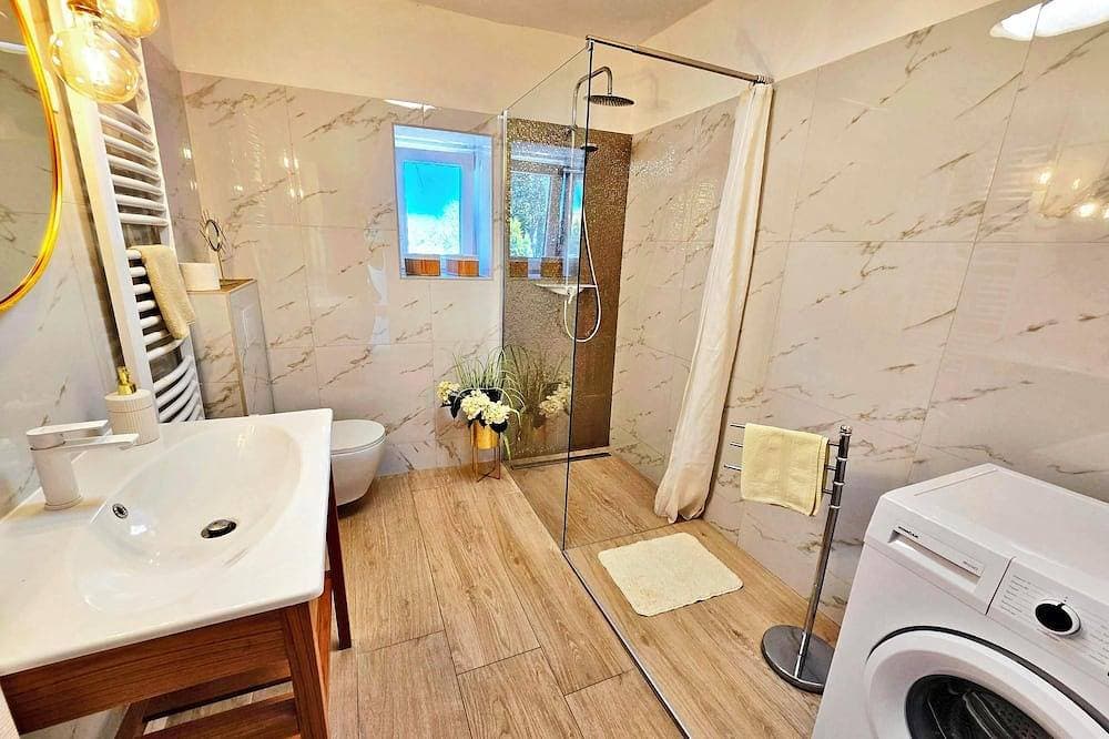 Foto 11 von 30: Villa Antoana mit Pool + Spa-Whirlpool + finnische Sauna + PlayStation 4 + WiFi