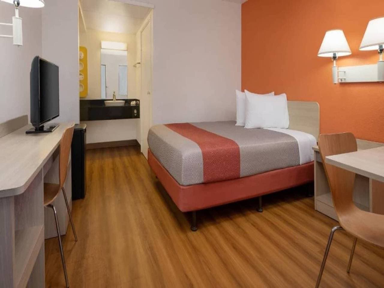 Foto 8 von 34: Geräumiges Zimmer mit 1 Queensize-Bett | Barrierefreie Dusche