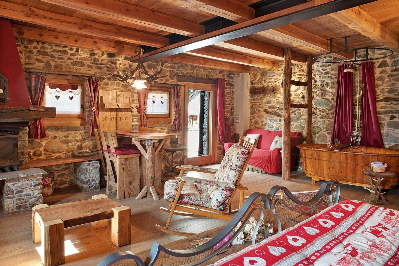 Foto 3 von 33: Deluxe-Zimmer „Chalet Cuore Selvatico“ mit Bergblick, Terrasse und privatem Garten