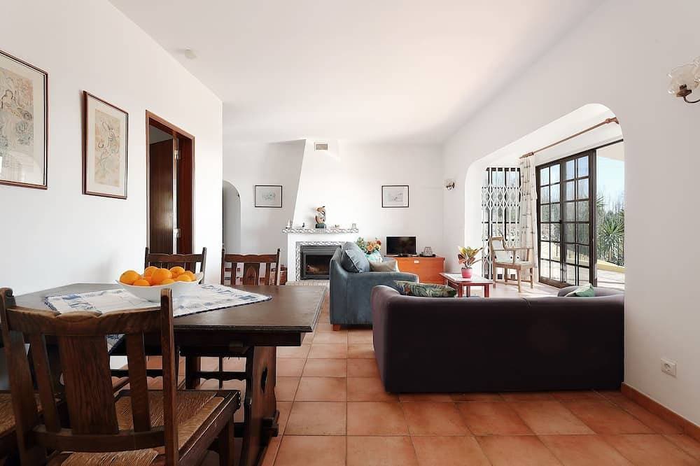 Foto 7 von 21: Bergseite Villa mit Blick auf die Küste, ideal zum Entspannen, komplett mit Pool.