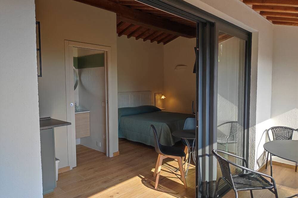 Foto 2 von 6: Comfortable studio apartment, terrace panoramic view of Chianti hills.