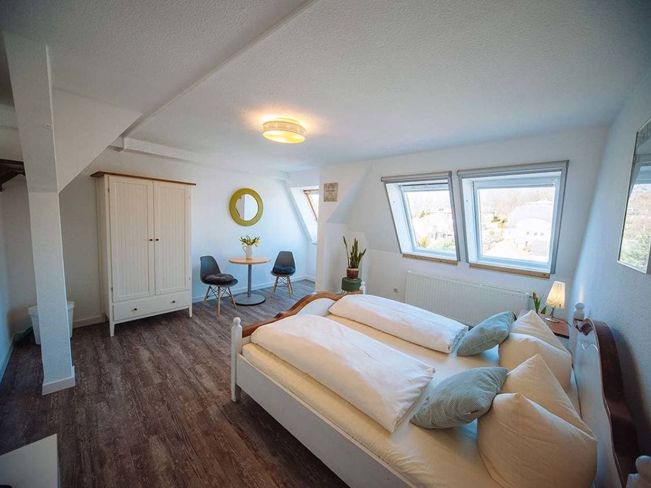 Foto 10 von 15: Apartmenthaus Kaiser Friedrich - Doppelzimmer Economy, eigene Du/Wc über den Gang, 1 Schlafraum mit Doppelbett