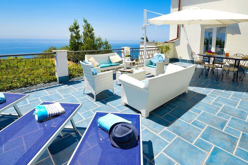 Villa mit Panoramaterrasse 10 Minuten vom Strand entfernt 1