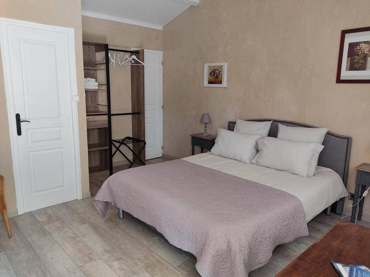 Foto 4 von 5: Double Room with Private Bathroom