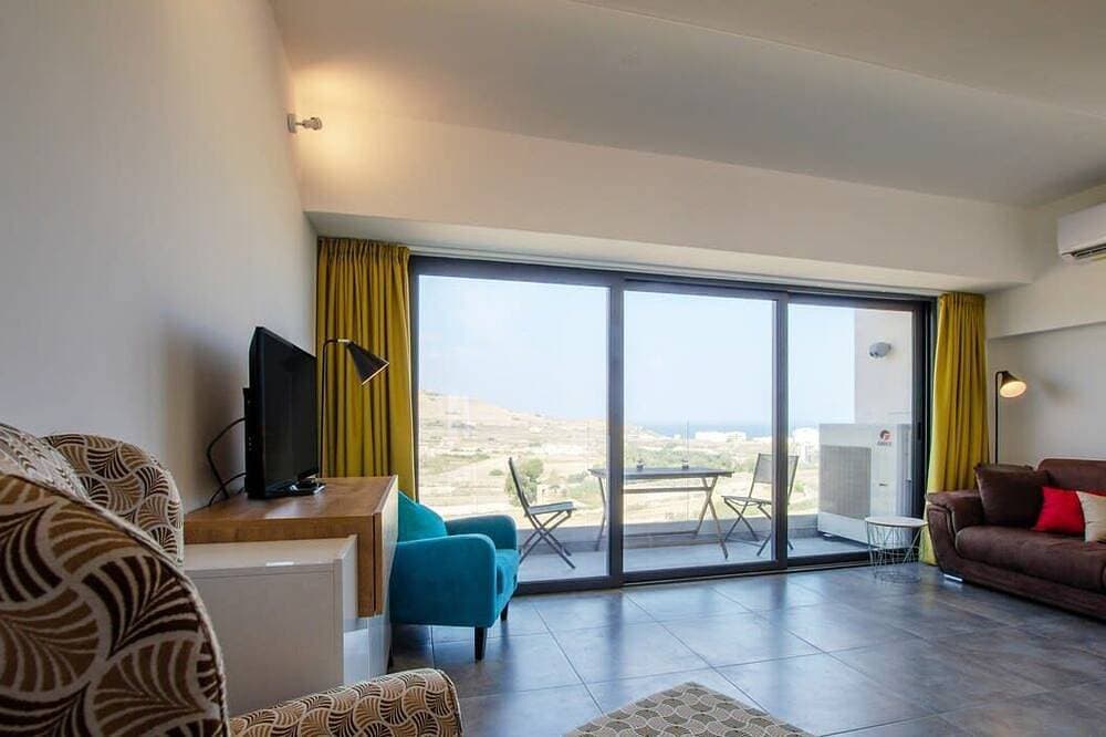 Foto 11 von 14: 2 Bed Apartment w/ Distant Sea and Country Views