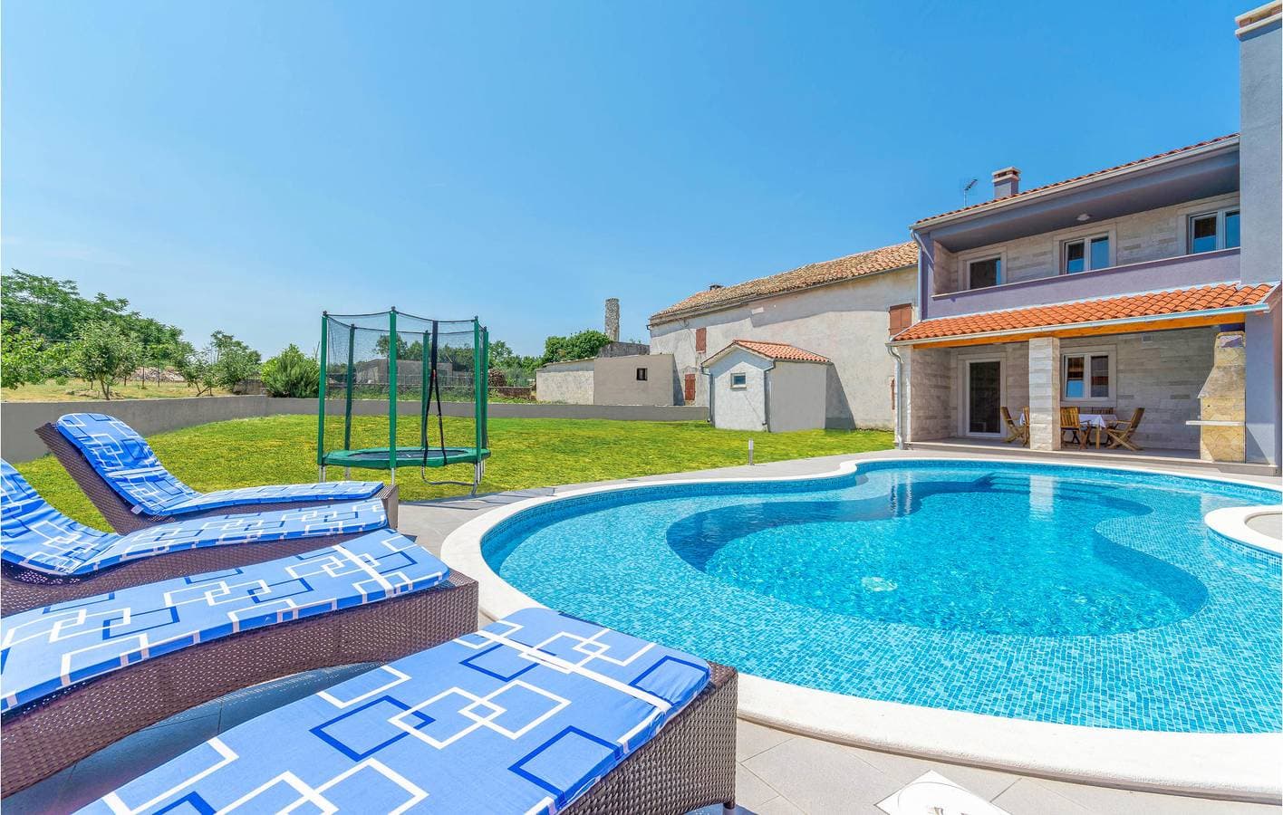 Foto 3 von 35: Modernes Apartment mit 2 Schlafzimmern, Pool und WLAN in der Nähe von Manjadvorci