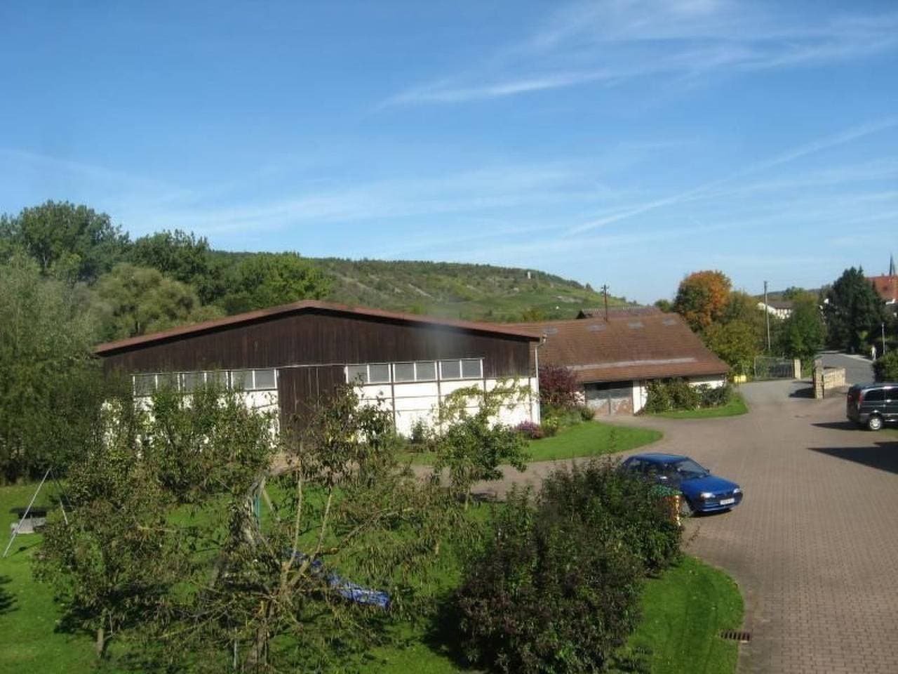 Foto 4 von 13: Mit Terrasse und Parkplatz
