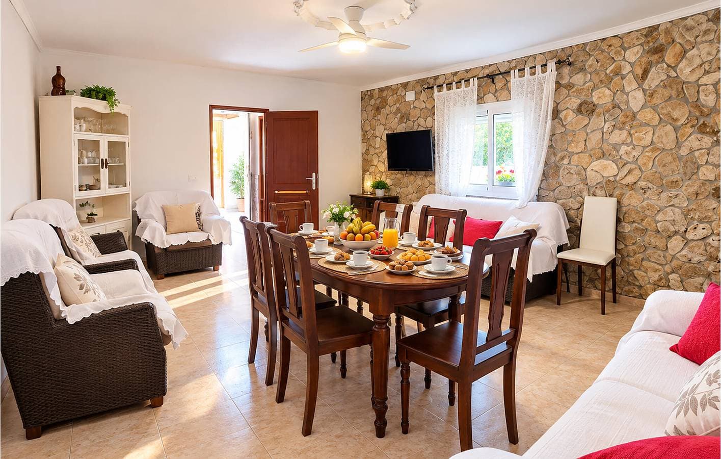 Foto 3 von 25: Geräumige 170 m² große Ferienwohnung mit Pool, WLAN und Parkplatz in der Nähe von San José de Malcocinado