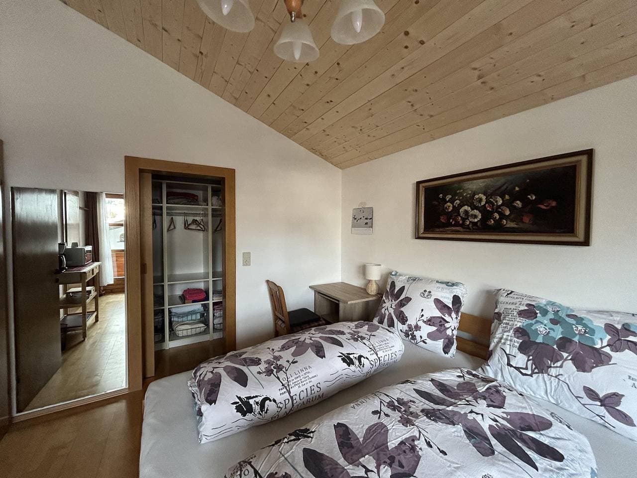 Foto 2 von 31: Doppelzimmer mit Gemeinschaftsbad