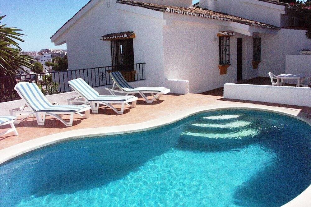 Bezaubernde Landvilla mit eigenem Pool und traumhaften Ausblick in Strandnähe 1