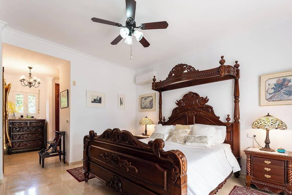 Foto 2 von 30: Luxury 3Br Villa by Alhaurín Golf w/ Heated Pool