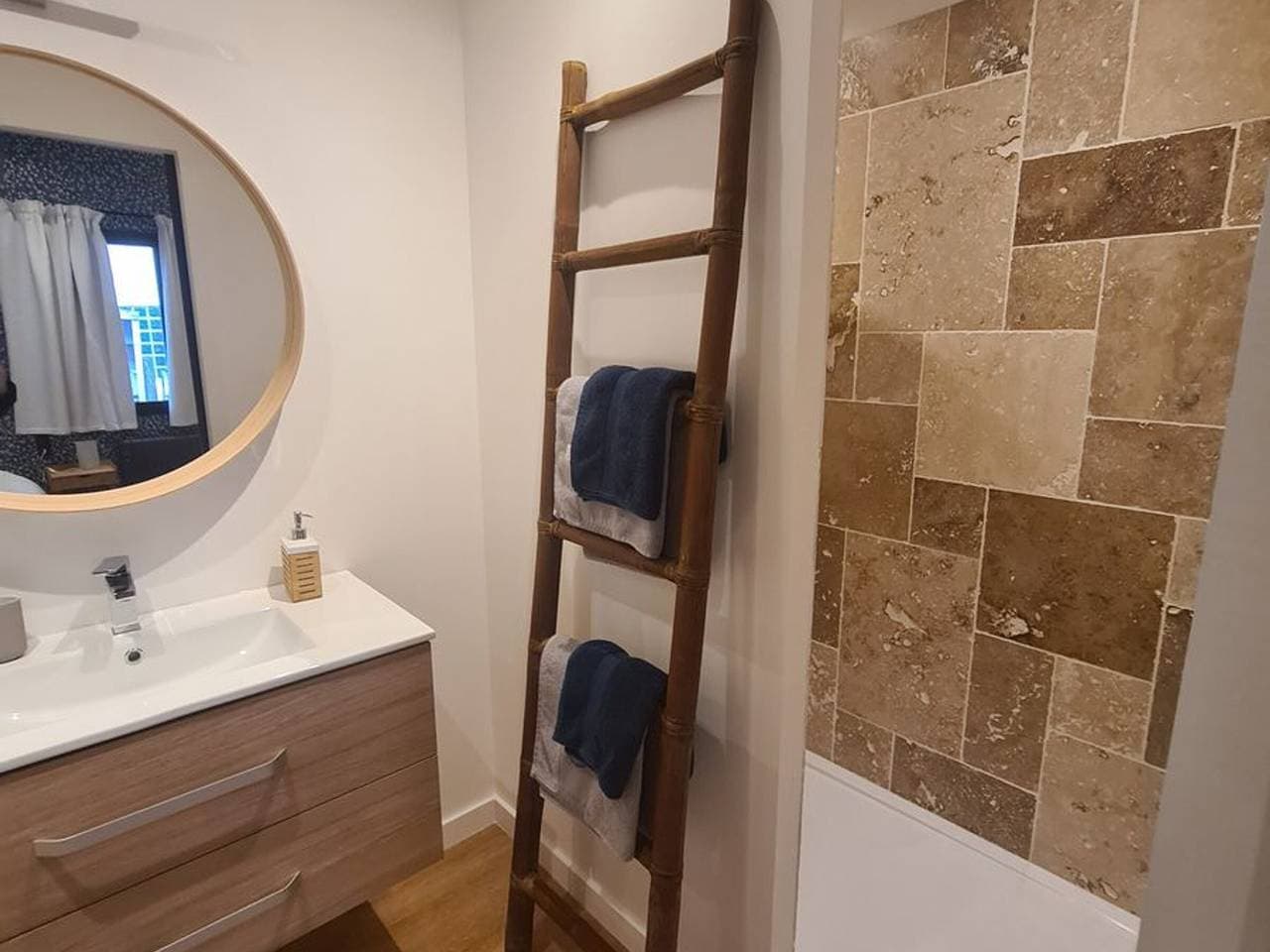Foto 3 von 16: Zimmer "Madeleine" mit 2 Einzelbetten und Gästetisch