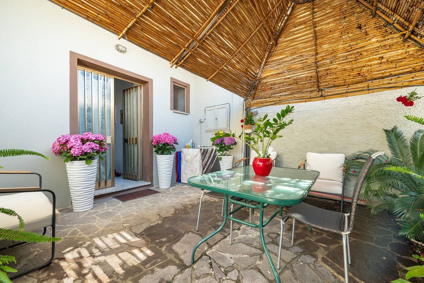 Foto 2 von 28: Ferienwohnung 'Gerani Rossi' mit Gemeinschaftsgarten, Wi-Fi und Klimaanlage