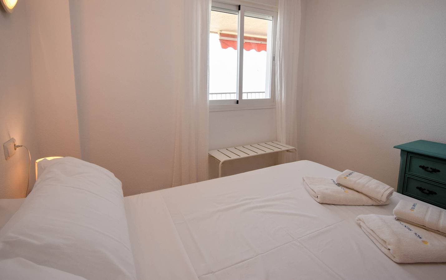Foto 13 von 26: Ref: 276. 2 bedroom seafront apartment with pool and parking
