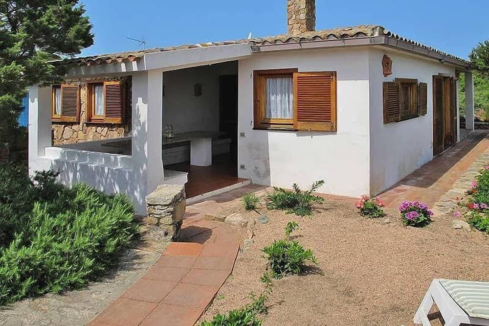 Villa einen kurzen Spaziergang vom Meer entfernt von einem Garten mit Bäumen, Pflanzen und Blumen 1