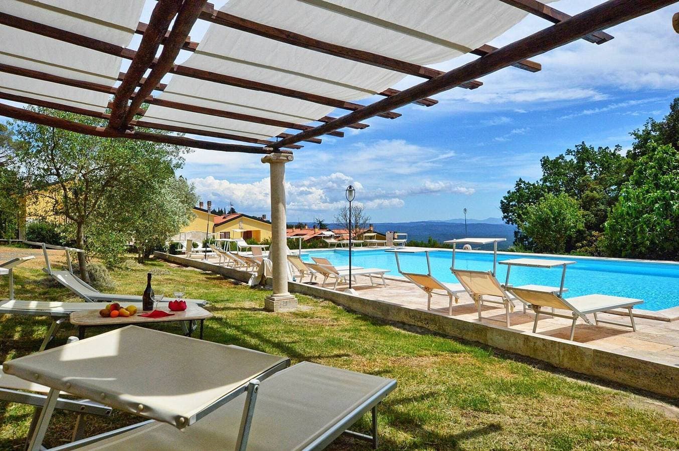 Foto 3 von 57: Ferienwohnung für 8 Personen mit Pool