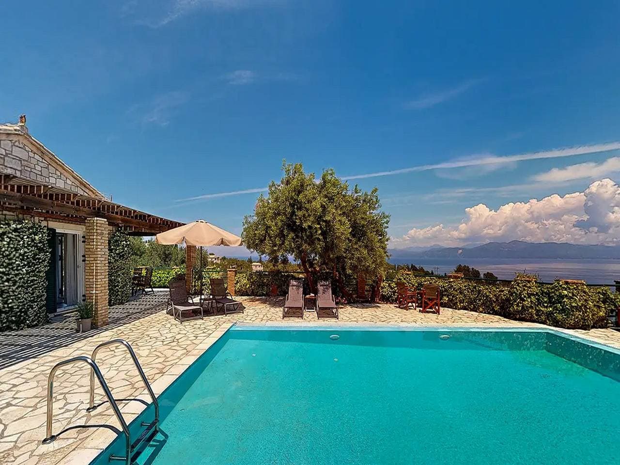 Foto 2 von 29: Magnificent Paxos Villa | 2 Bedrooms | Villa Shiryu | Breathtaking Sea/Gaios Views and Private Pool | Loggos