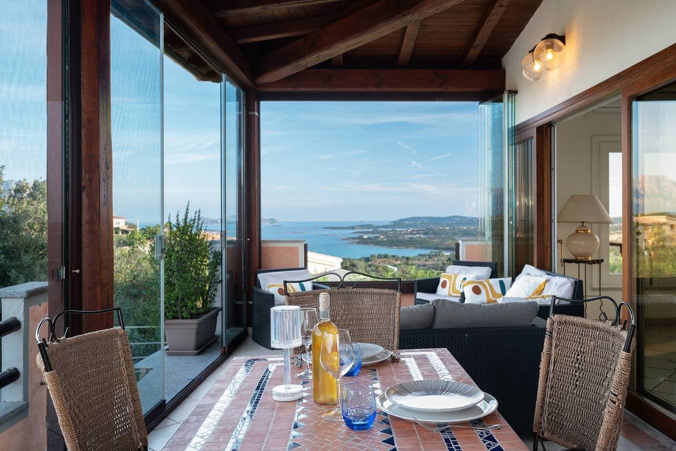 Foto 9 von 59: Villa Aurazure - Whirlpool mit Meerblick