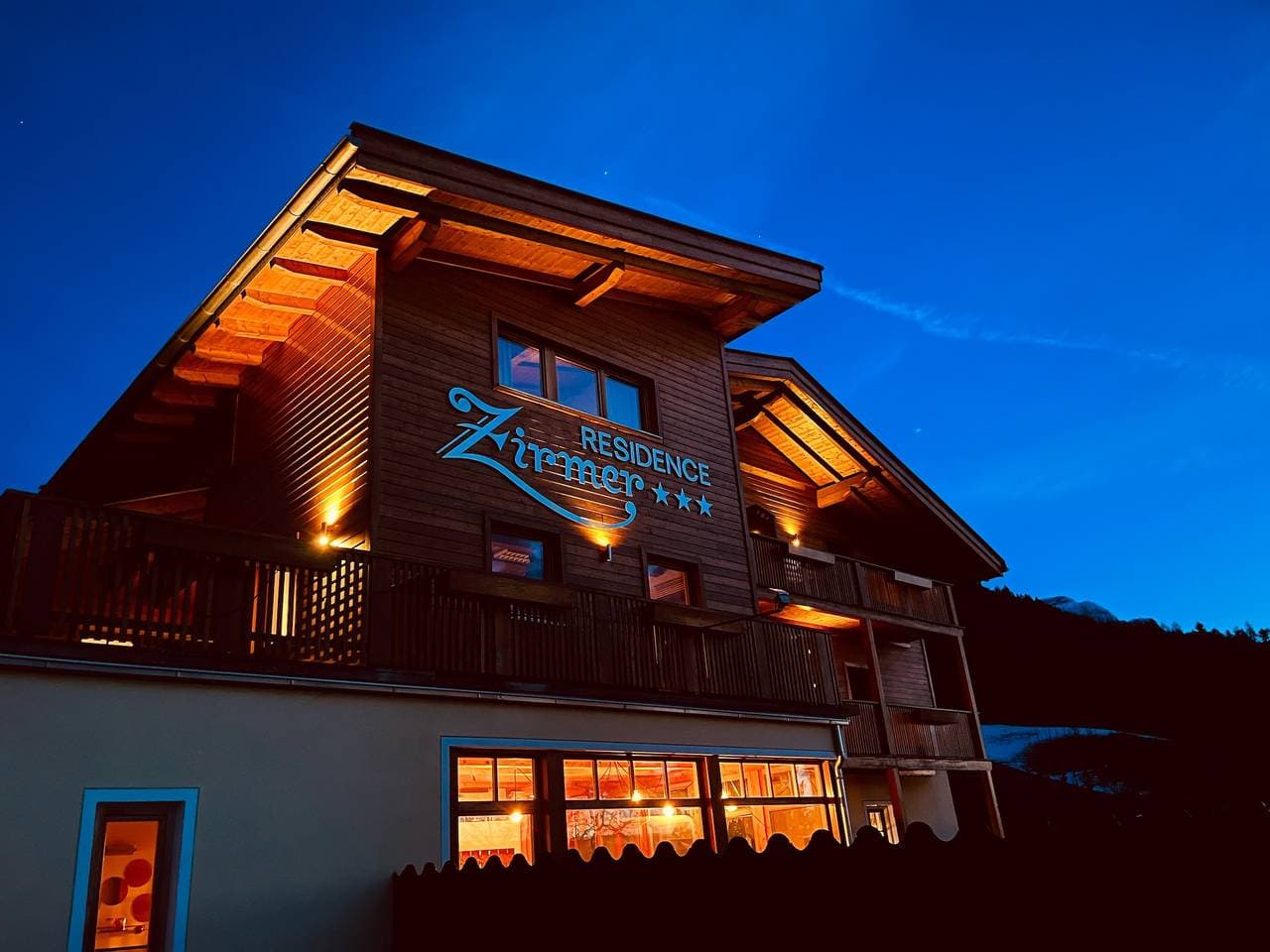 Foto 6 von 34: Ferienwohnung 'Residenz Zirmer Wohnung Feuer' mit Bergblick, Gemeinschaftsgarten und WLAN