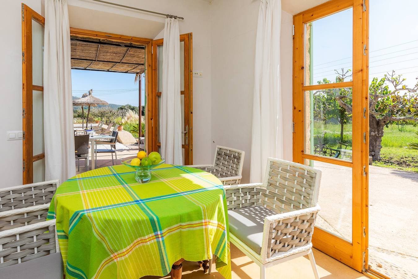 Foto 9 von 27: Ferienhaus Son Frare mit Bergblick, WLAN, Garten, Pool, Balkon und Terrassen; Parkplätze vorhanden