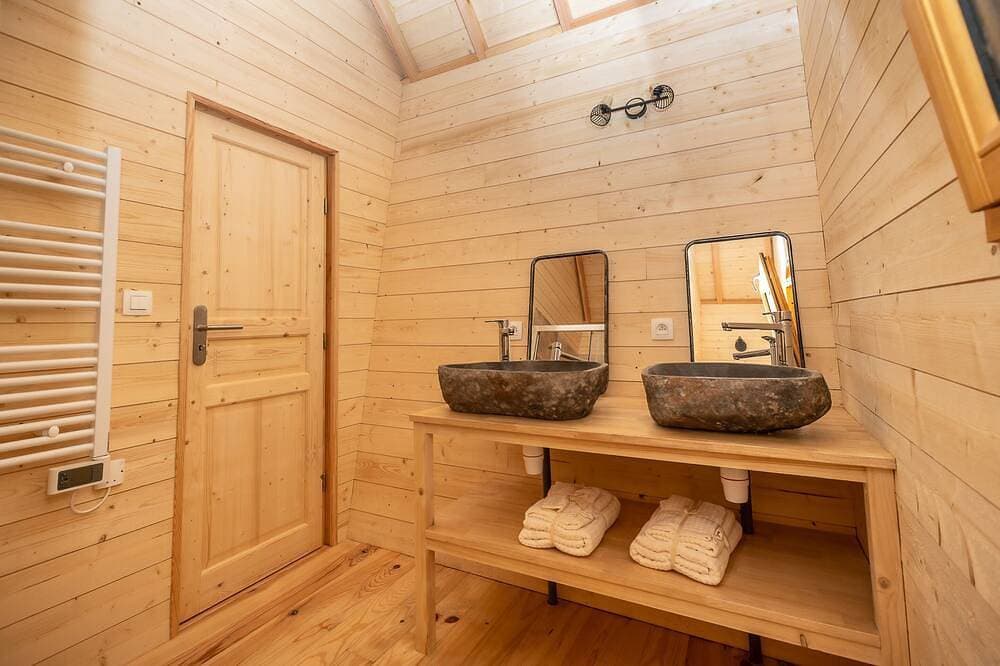 Foto 7 von 30: Cabane d'Annie-Kabine-Komfort-Ensuite mit Bad-Bergblick