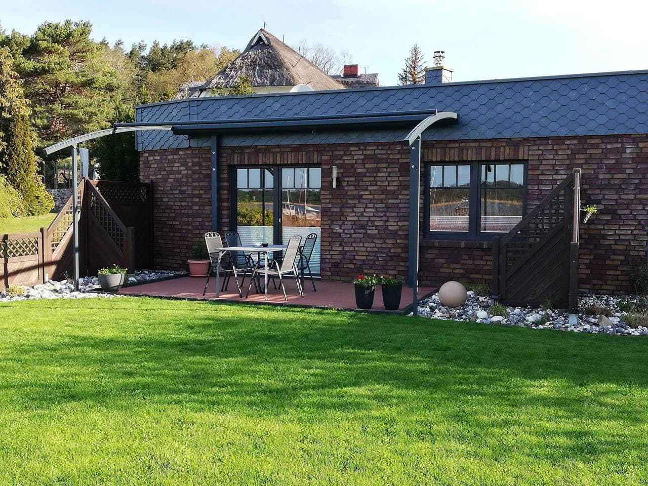 Ferienbungalow mit Terrasse und Seeblick in Sellin 1