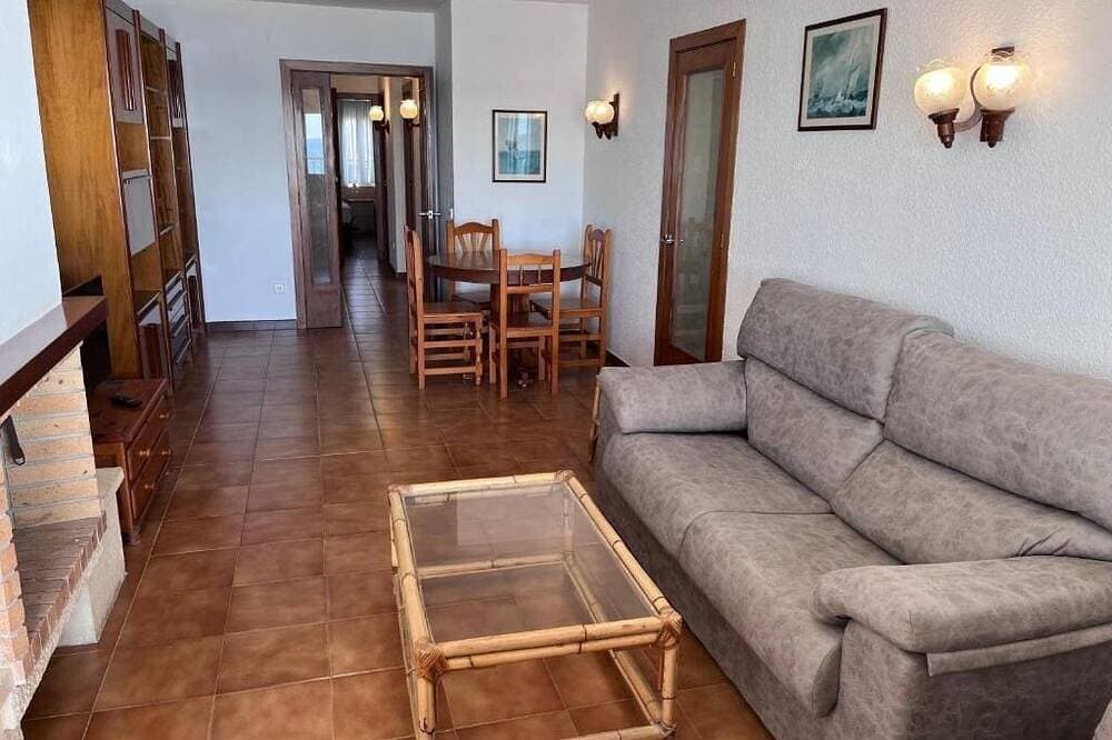Foto 13 von 23: Geräumiges 4-Zimmer-Apartment direkt am Strand. Rodes-61