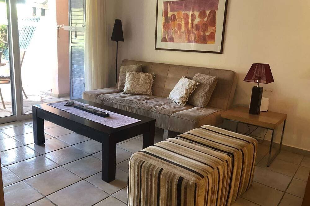 Foto 12 von 26: Limnaria Villas - Comfy 2Br, 2 bath Ground Floor Apart. Pvt Garden