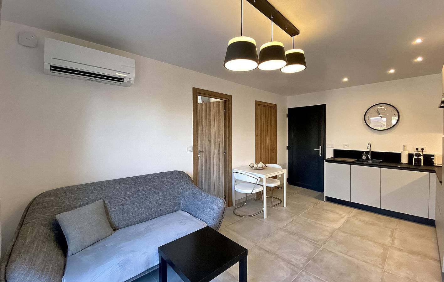 Foto 4 von 17: Gemütliches Riverside-Apartment mit AC, Terrasse und Parkplatz