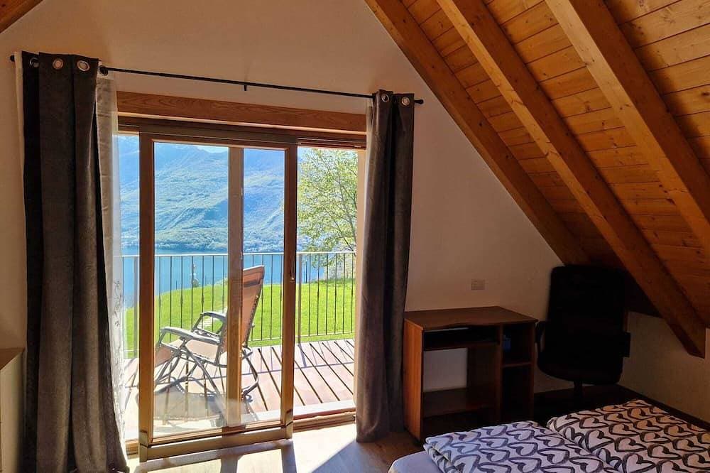 Foto 3 von 30: Chalet Stazzona, Casa a Punta, surrounded by greenery 5 minutes from Lake Como.