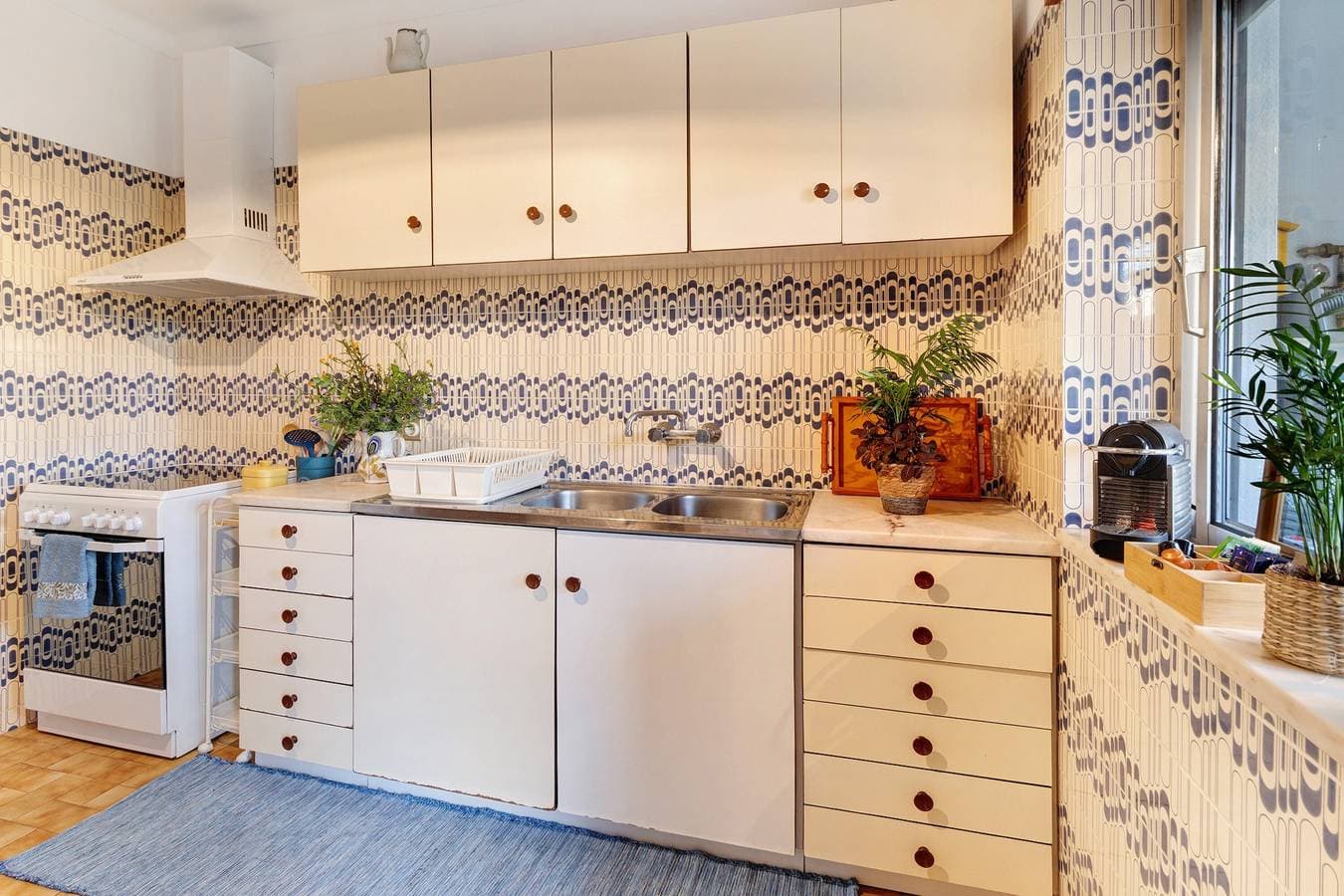 Foto 12 von 37: Ferienwohnung 'Retro Beach House Moledo' mit Bergblick, WLAN und Klimaanlage