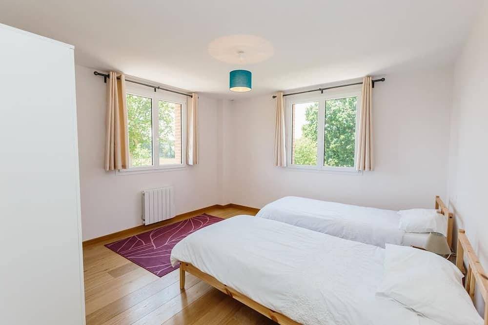Foto 3 von 23: Modernes geräumiges Haus mit 5 Schlafzimmern im Herzen des schönen grünen Küstendorfes