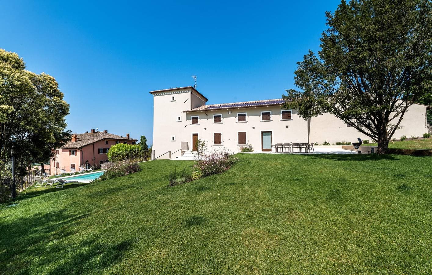 Foto 3 von 47: Ferienunterkunft mit Seeblick, AC, Pool, Parkplatz & WiFi