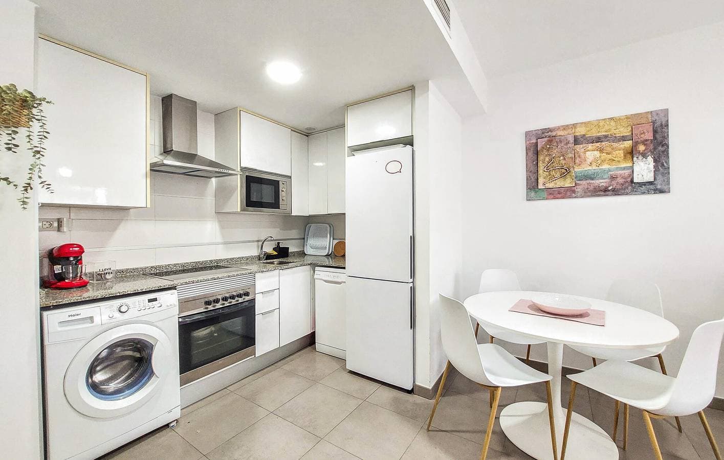 Foto 6 von 19: Modernes Apartment mit Pool, Terrasse und nur wenige Schritte vom Strand Playa Masbó entfernt