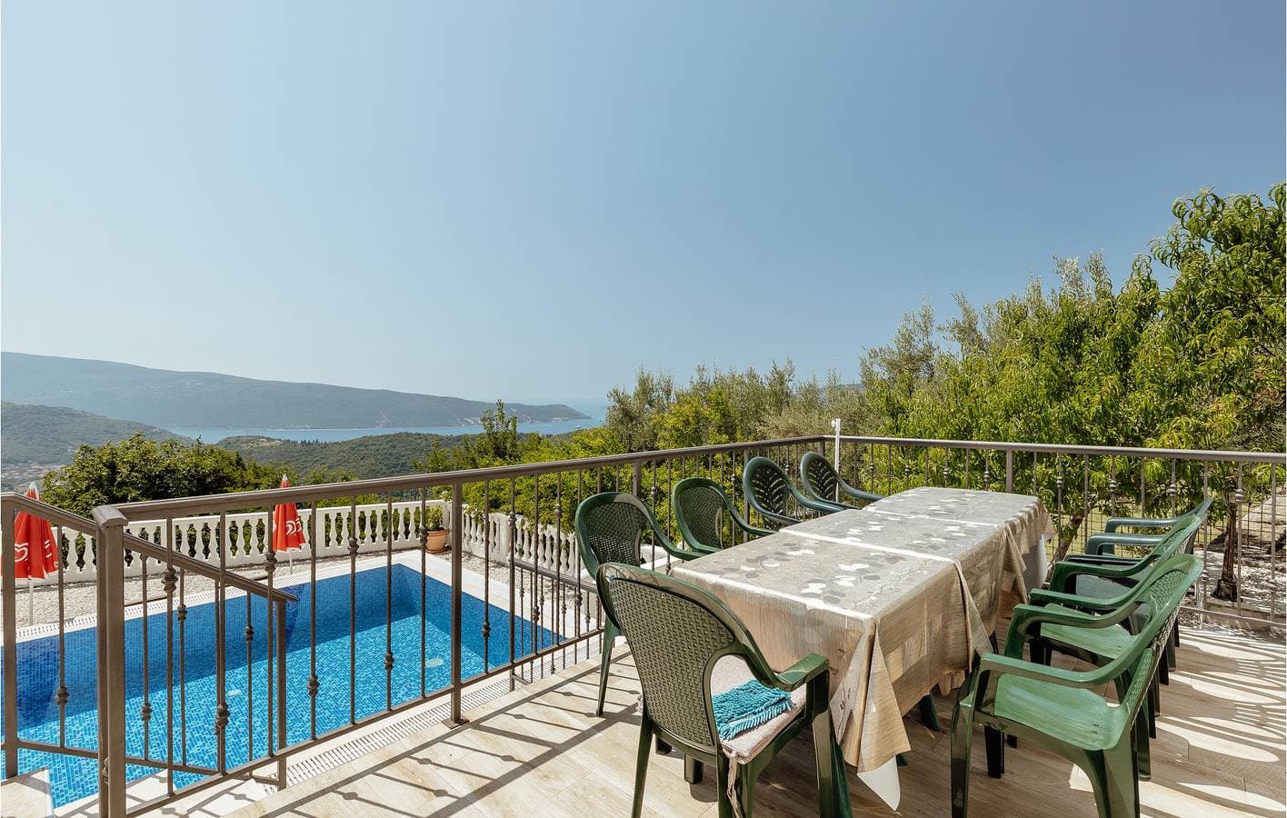 Foto 11 von 38: Ferienhaus für 10 Personen mit Terrasse