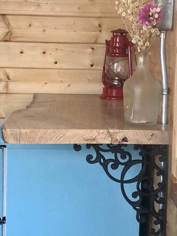 Discover Funky Bunky: Your Rustic Retreat 5 Min from Nelson 1