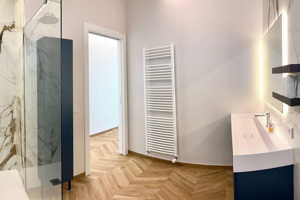 Foto 7 von 22: Luxurious new apartment with a terrace overlooking the lake on the Sarnico lakeshore.