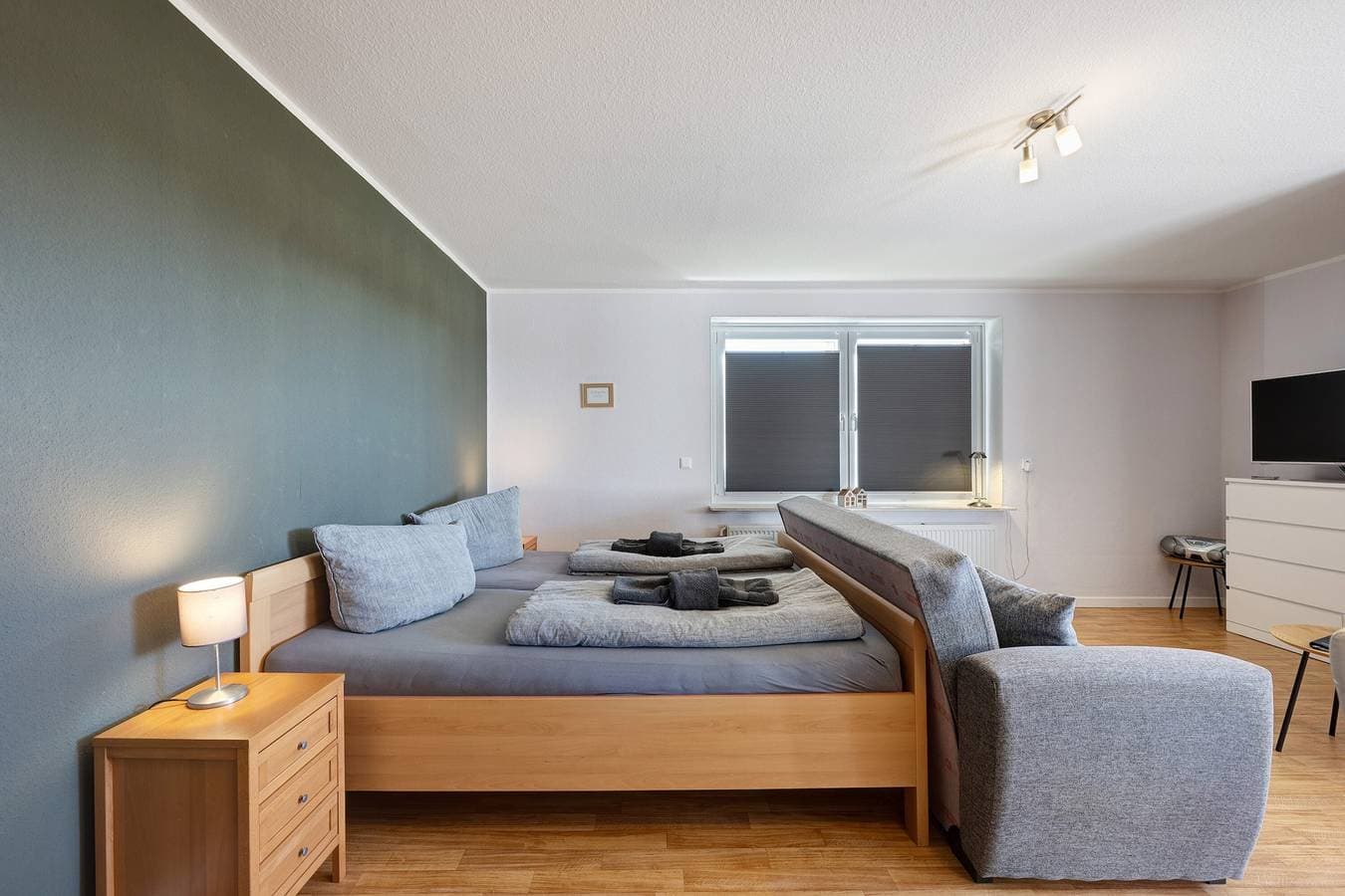 Foto 10 von 31: Apartment Ferienwohnung Friesenkoje direkte Wasserlage am Yachthafen  und WLAN
